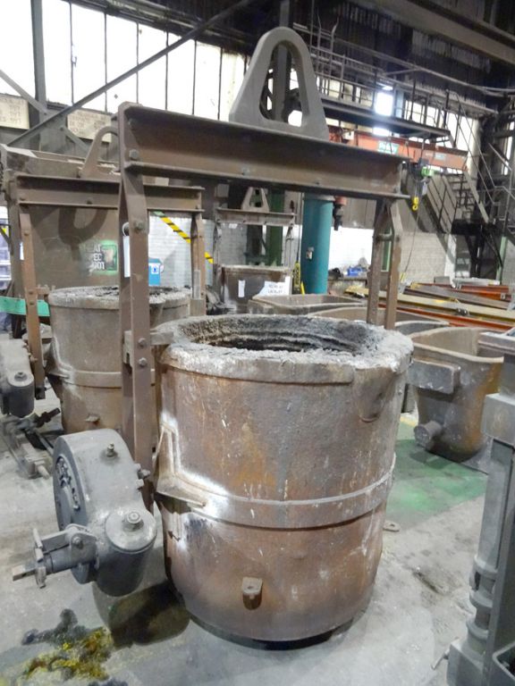 Roper geared crane ladle, 44" dia, bottom & top po...