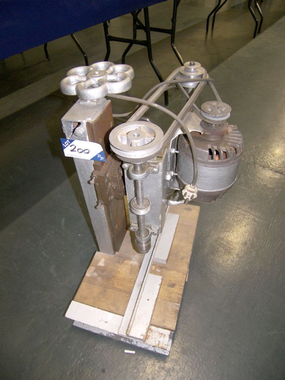 Bench type 240v drilling machine
