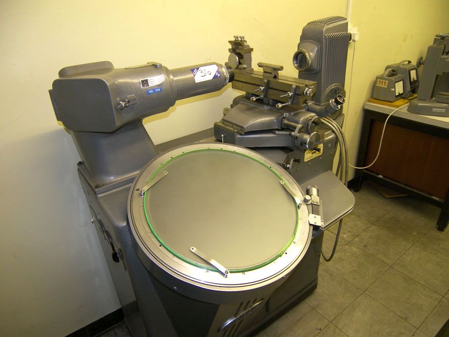 Hilger TT660-309 universal measuring projector, 44...