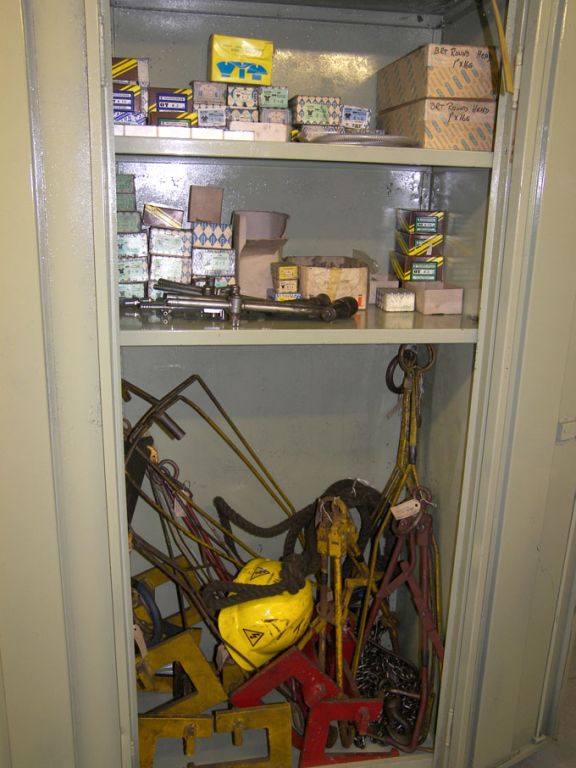2 door storage cupboard with contents inc: chains,...
