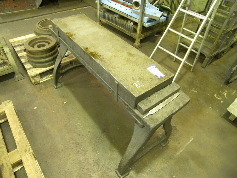 1100x300mm CI surface plate on base