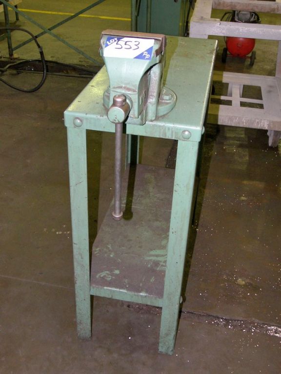 Record No5 bench vice on table