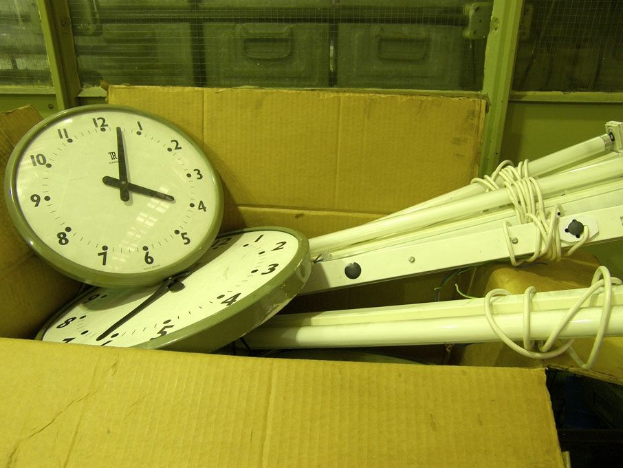 4x TR Services wall clocks, 4x florescent lights