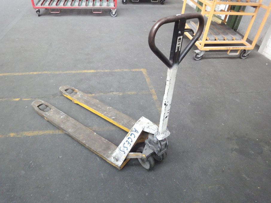 Yale 2500kg manual pallet truck (1998)
Please...
