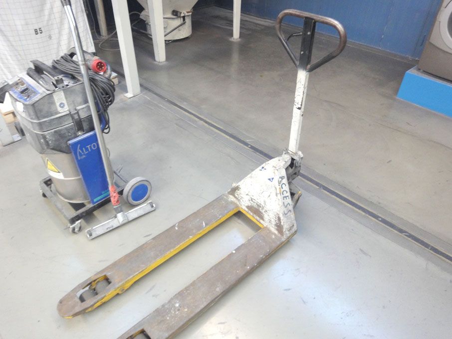 Yale 2500kg manual pallet truck (1998)