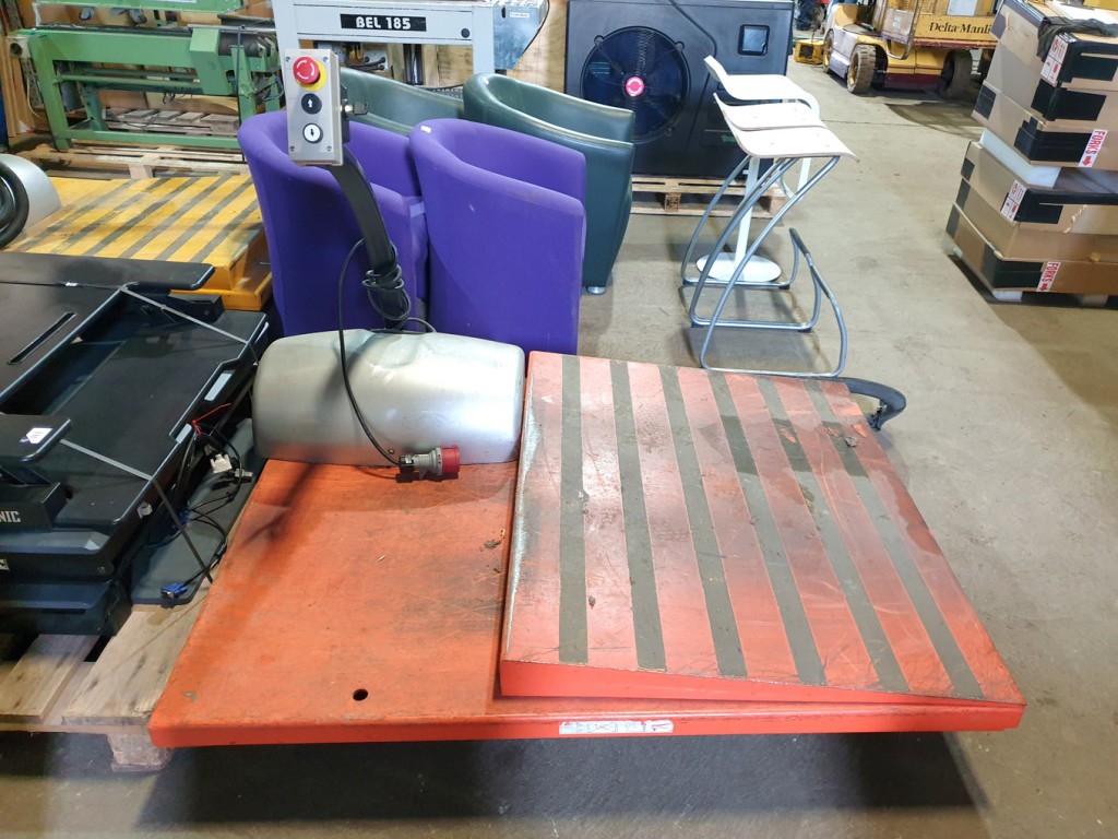 Record hydraulic platform, 110x1500mm with loading...