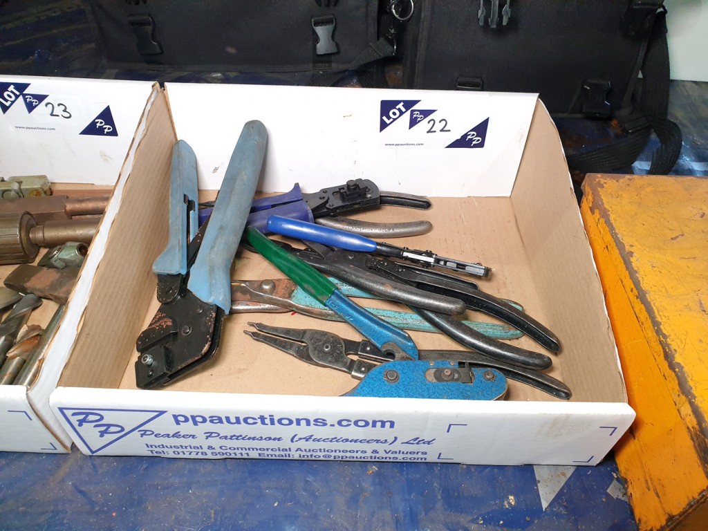 Qty various crimps, c-clip pliers, tin snips etc -...