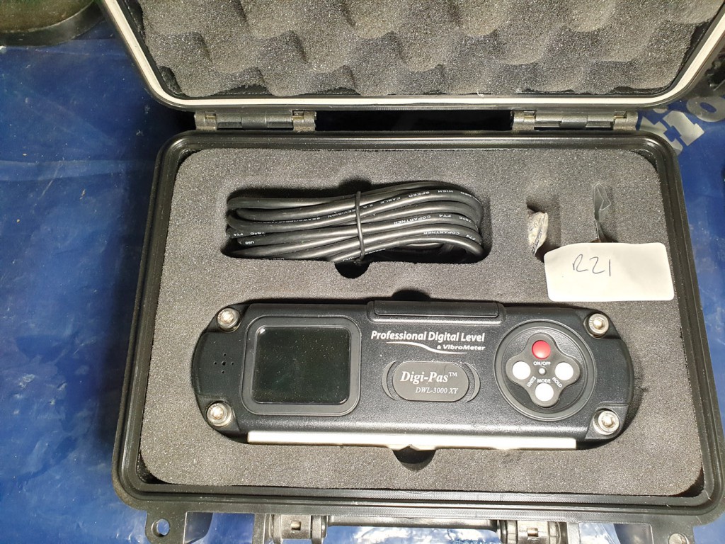 Digi-Pass precision digital level in carry case -...