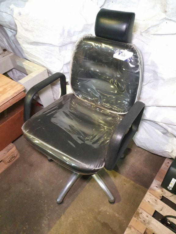 Black leather effect salon chair - Lot Located at:...