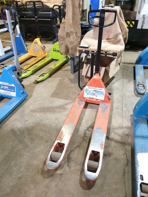 BT LHM 320 manual pallet truck, 2300kg cap - Lot L...