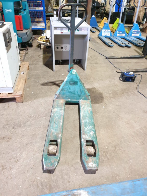 Manual pallet truck, 2000kg cap - Lot Located at:...