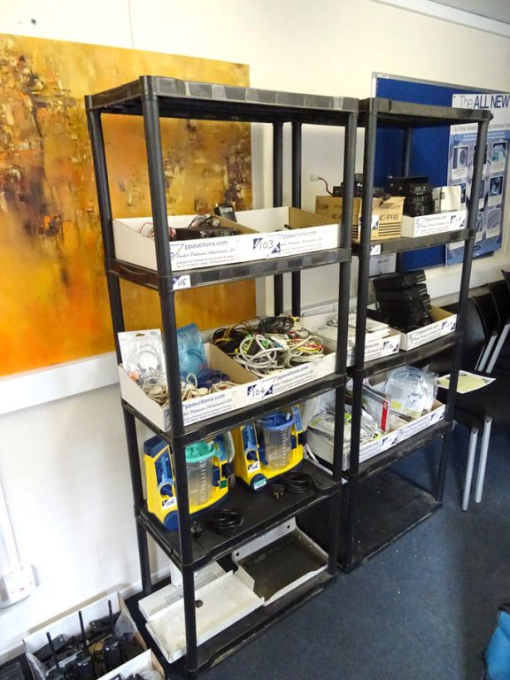 2x plastic storage shelfing, 4 shelves, 700x400x18...