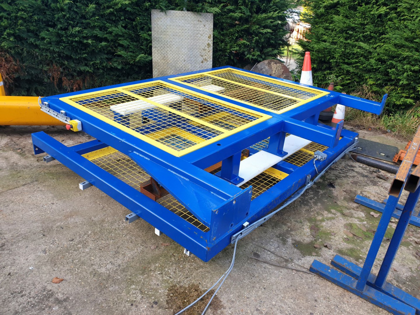 Steel box section 2 sided yellow / blue cage syste...