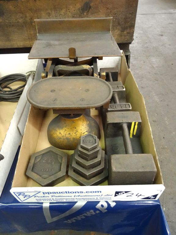 W & T Avery Ltd scales with Qty weights - Lot Loca...