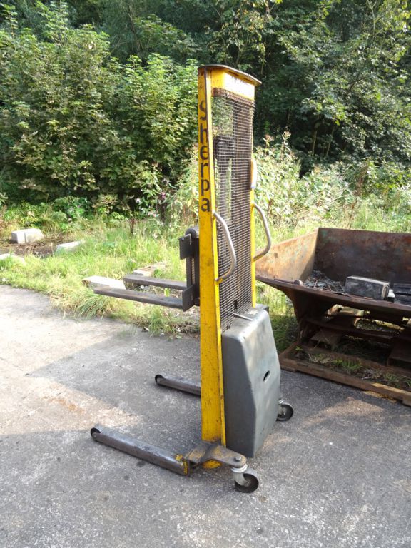 Sherpa electric stacker truck, 1100lbx x 5ft - Lot...
