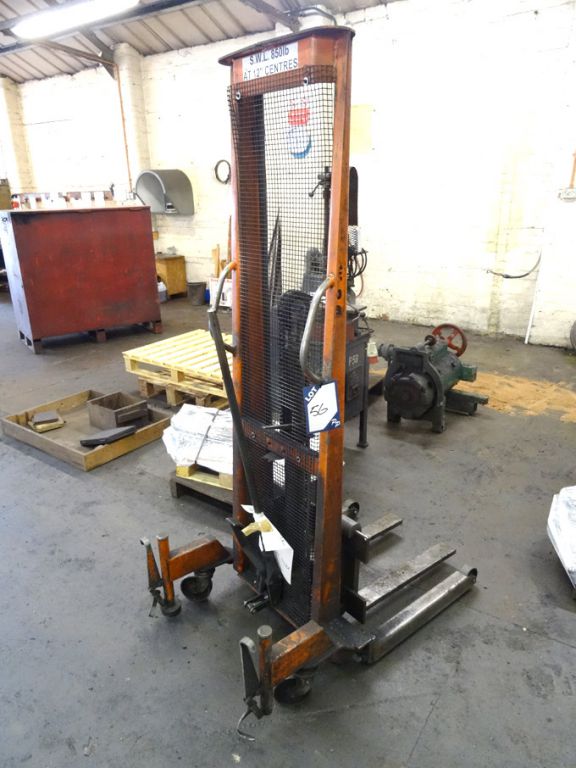 Sherpa manual stacker, 850lbs x 5ft - Lot Located...