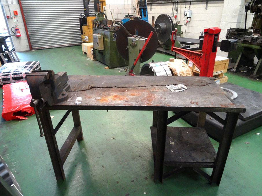 2x metal workbenches with Senator 4" vice & Record...