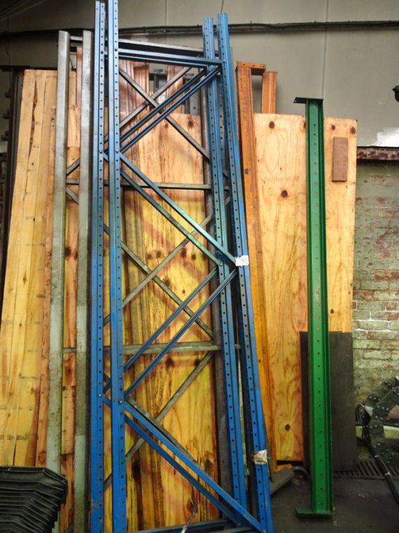Qty various heavy duty boltless pallet racking upr...