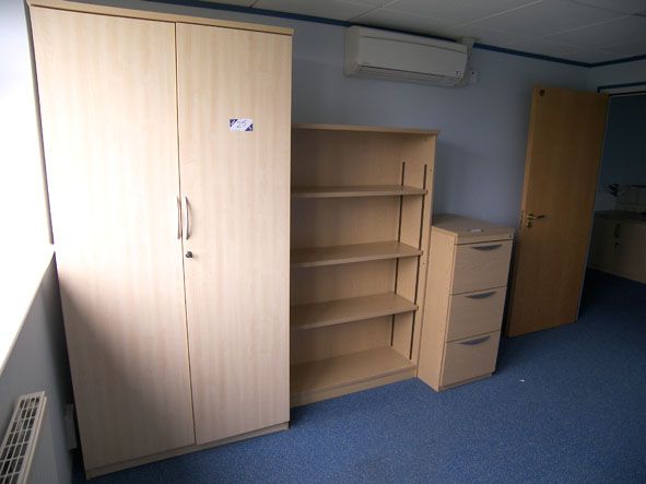 Qty light oak effect office furniture inc: 'L' sha...
