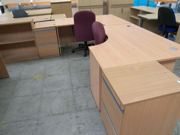 Qty beech effect office furniture inc: 1600x1200mm...