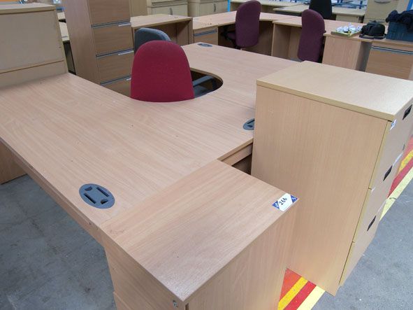 Qty beech effect office furniture inc: 1800x1200mm...