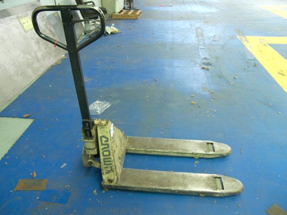 Crown 2000kg manual pallet truck