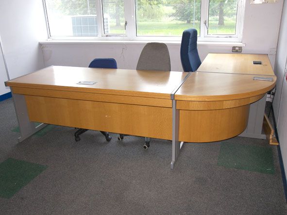 2650x2050mm 'L' shape office desk & 3x upholstered...