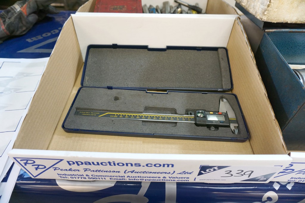 200mm digital vernier caliper in case