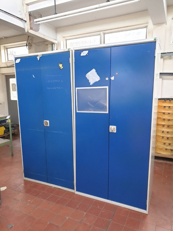 2x Bott grey / blue metal 2 door multishelf storag...