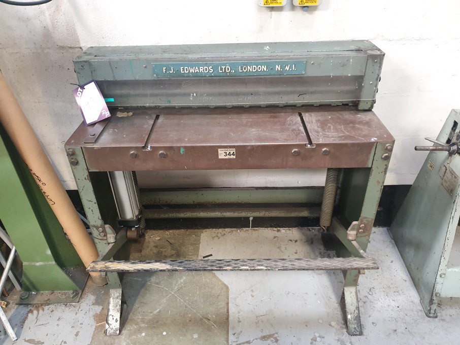 FJ Edwards treadle guillotine, 3ft x 16G capacity