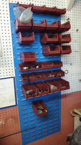 Wall mounted 1400x500mm storage rack with Qty lin...