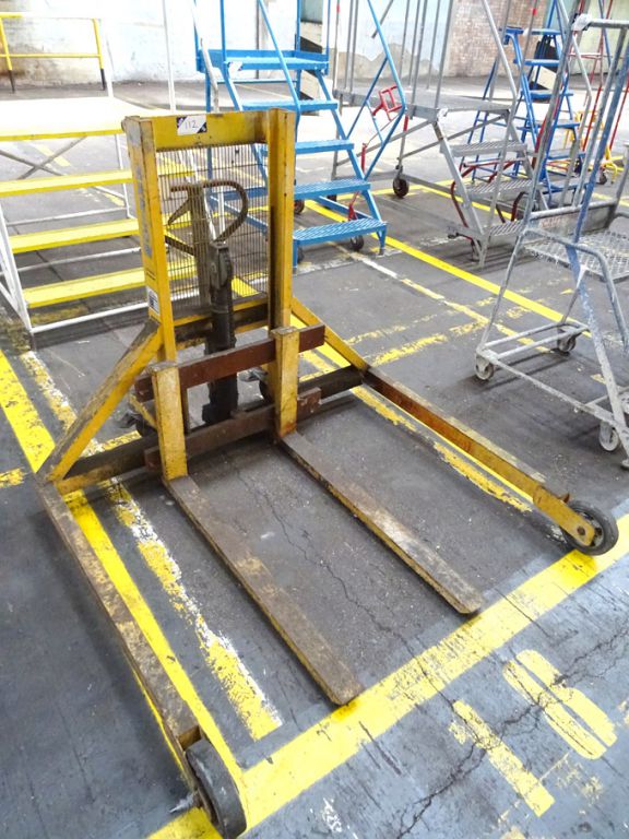 Linde 1000kg mobile lift truck (1995)