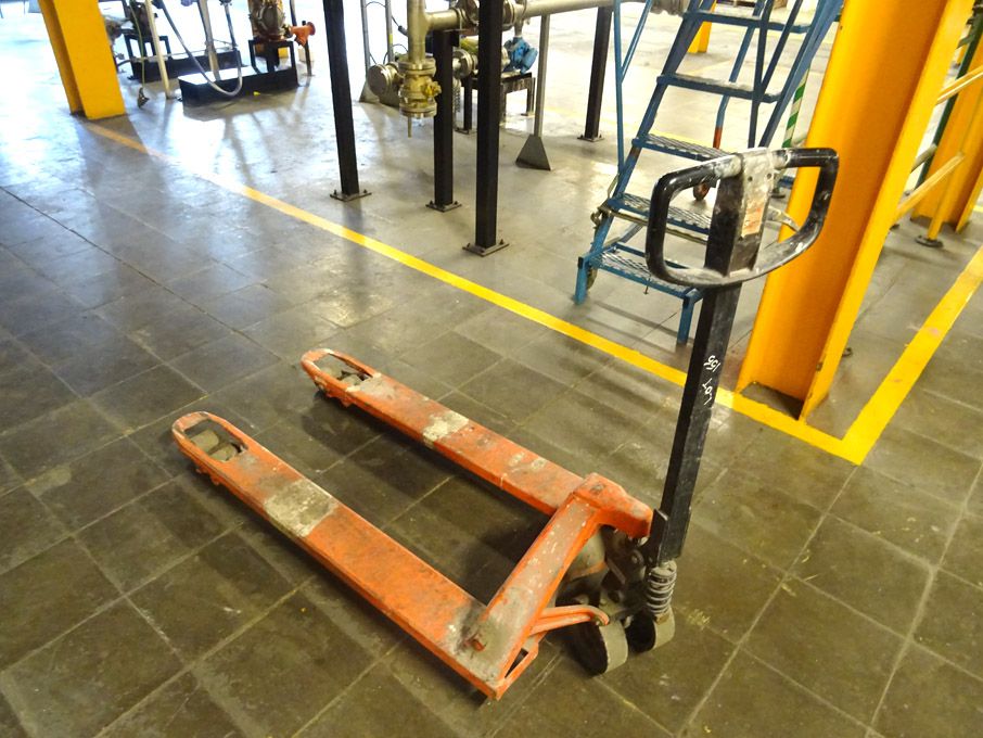 BT 2000kg capacity manual pallet truck (delayed co...