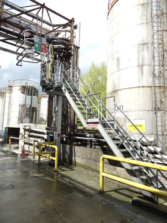 Carbis tanker access platform, adjustable height