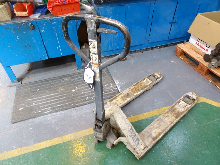 Crown 2000kg manual pallet truck (delayed collecti...