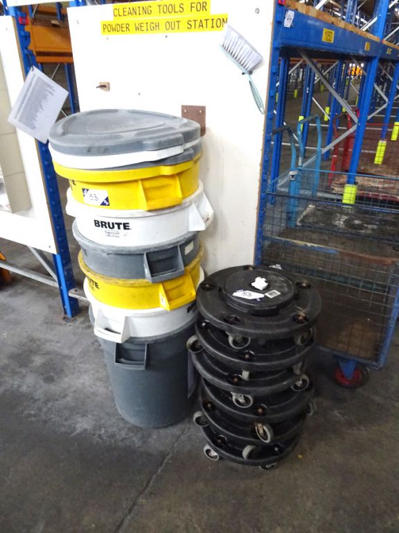 6x Rubbermaid Brute plastic waste bins with bin mo...