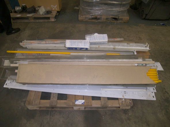 Qty various fluorescent tubes & lamp holders