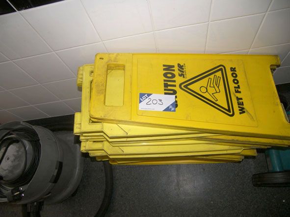 Qty 'Wet Floor' caution boards