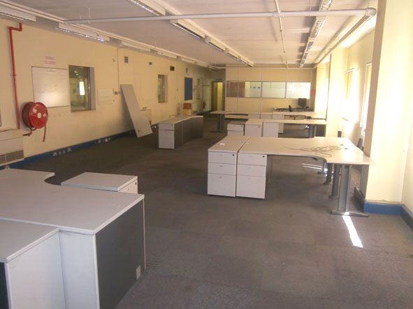 7x grey 'L' shape office desks with matching drawe...
