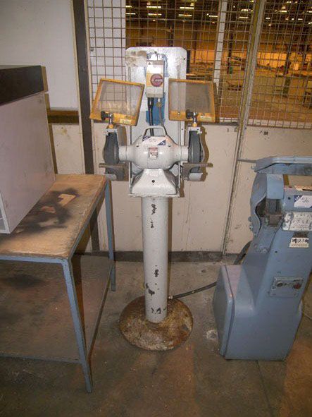 Black & Decker 6" double ended grinder on stand