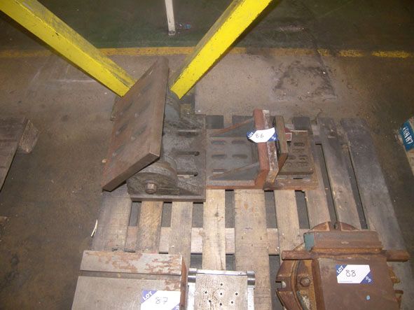 3x various size CI angle plates & similar adjustab...