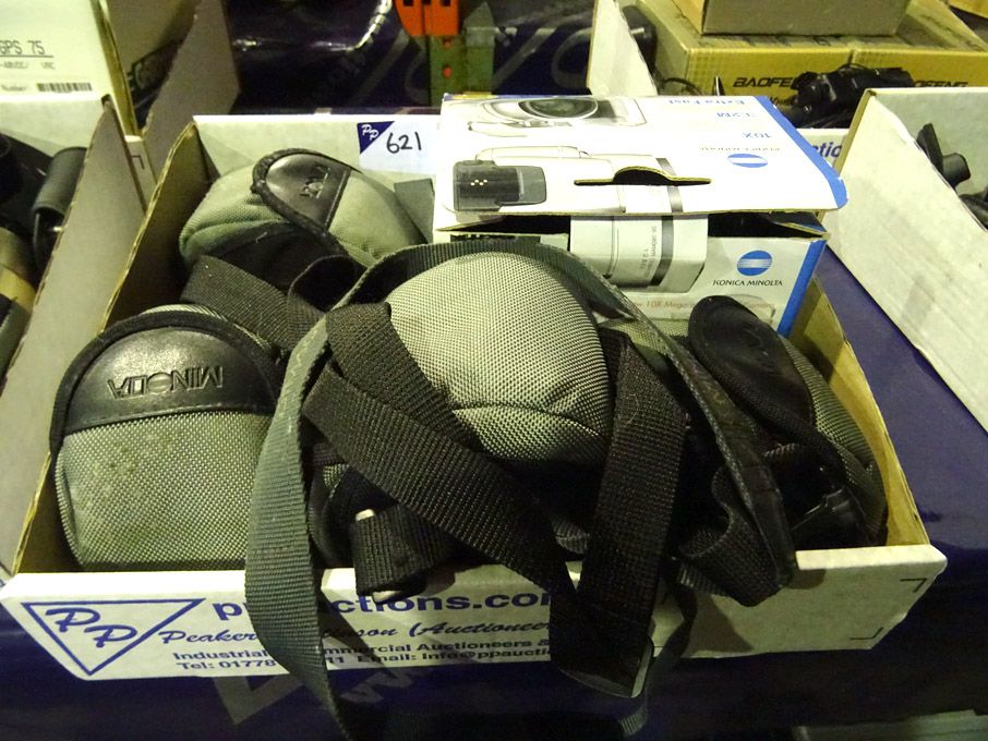 5x Minolta Dimage Z1 digital cameras in cases