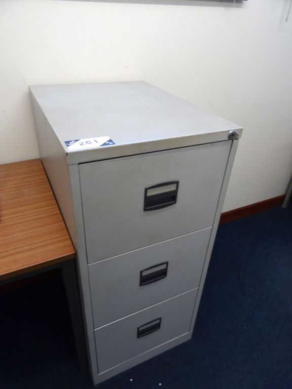2x 3 drawer grey metal filing cabinets, 470x1100x6...