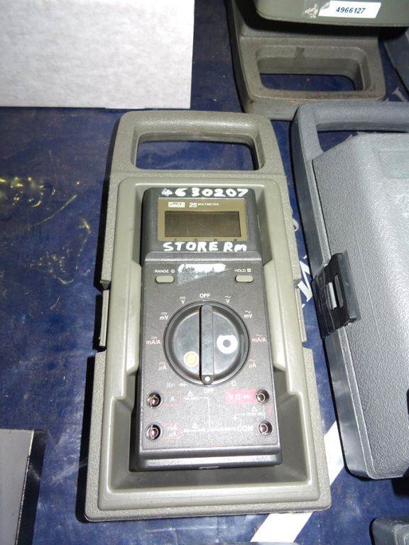 Fluke 25 hand held multimeter in case - Lot Locate...