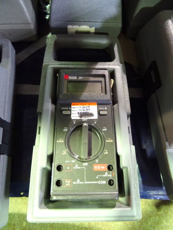 Fluke 25 hand held multimeter in case - Lot Locate...