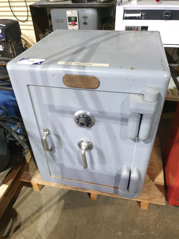 Millners steel combination safe - Lot located at:...