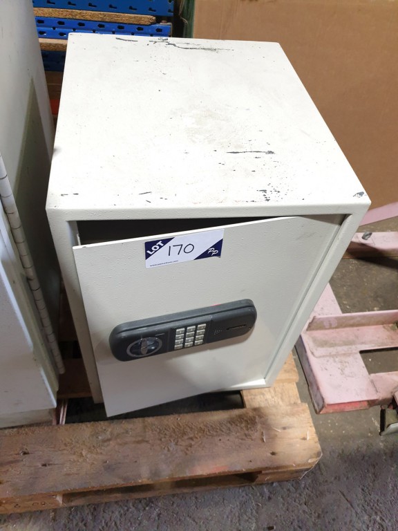Phoenix steel combination safe - Lot located at: P...