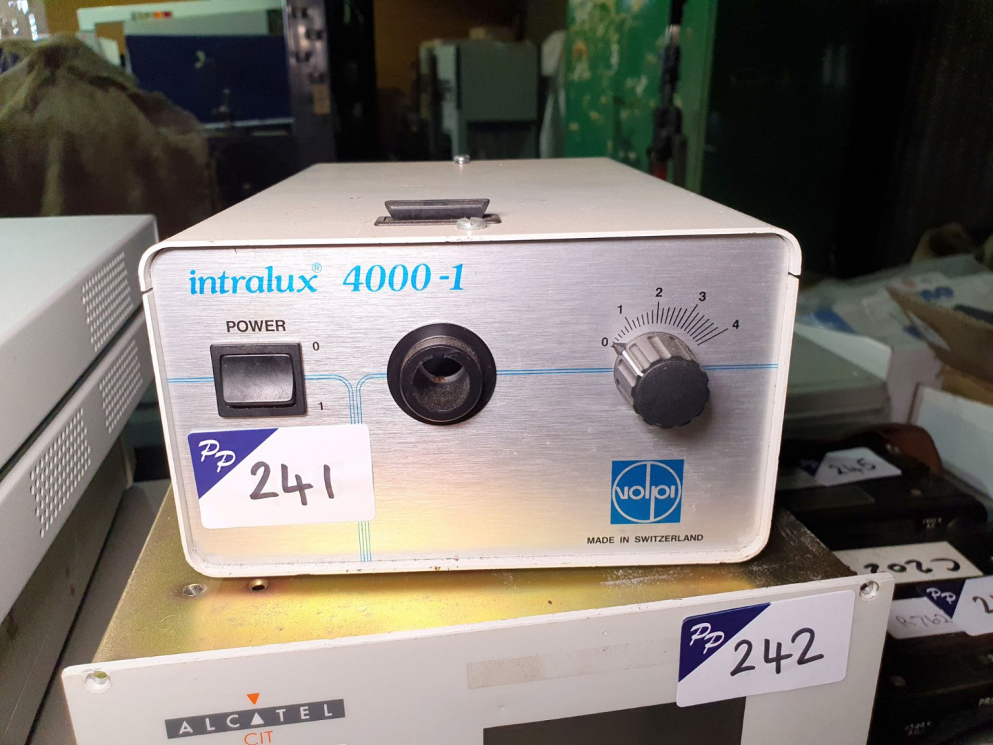 Intralux 4000-1 light source (B125)