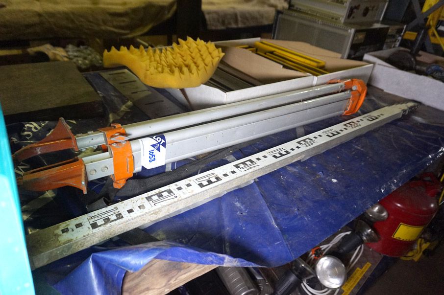 Measuring stick & tripod for laser level - Lot Loc...