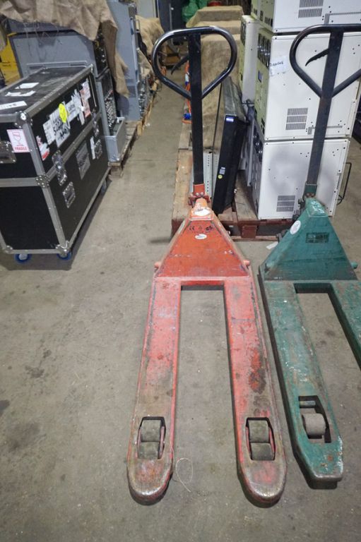 Manual pallet truck, 2000kg - Lot Located at: PP S...